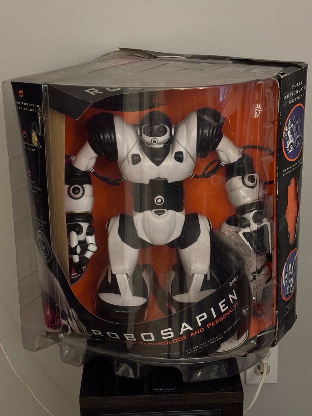 Wow Wee 2004 vintage Robosapien White & Black Interactive Robot in originalBox!